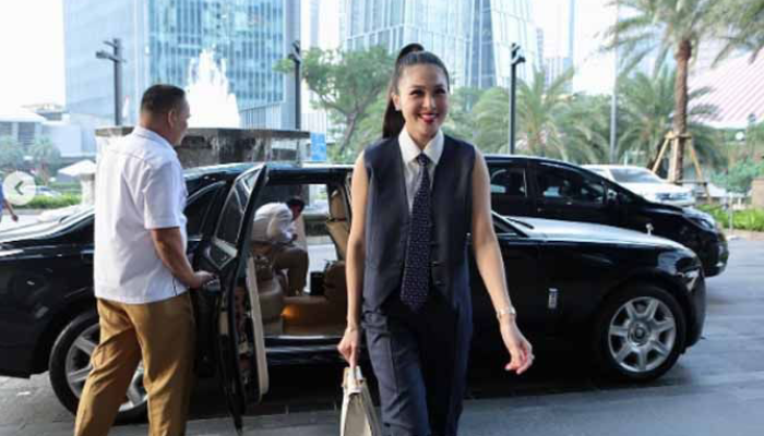 Sandra Dewi saat keluar dari mobil super mewah Rolls Royce. Mobil itu kini telah disita Kejagung.
