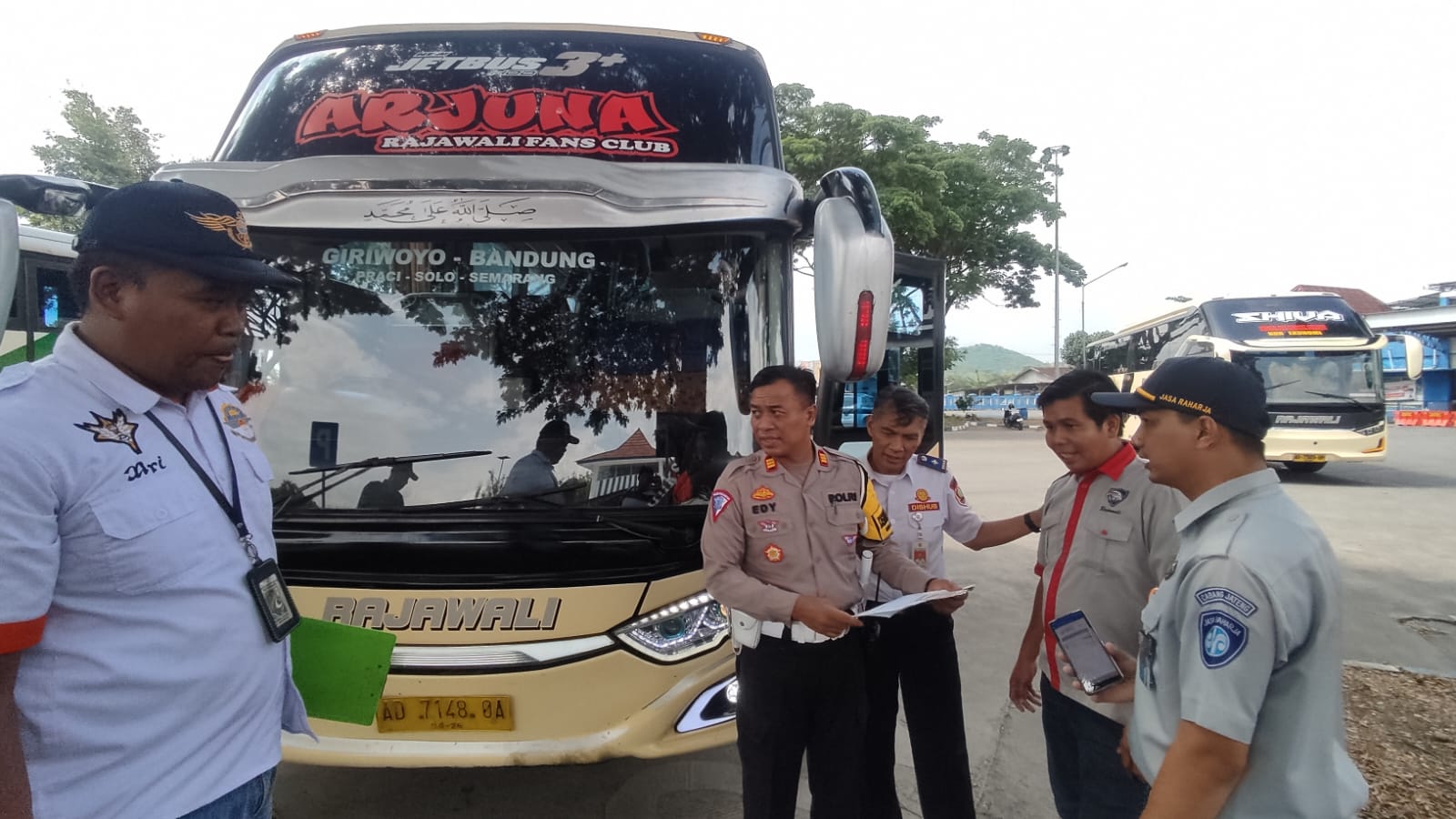 Ramp check di Terminal Giri Adipura Wonogiri, Selasa (2/4/2024). Fisik kendaraan maupun sopir diperiksa.