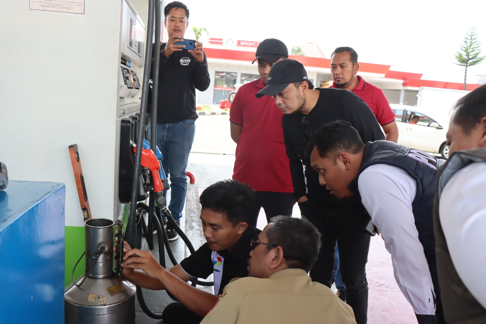 Tim gabungan Polda Jateng dan Pemkab Boyolali mengecek mesin dispenser di sejumlah SPBU, Selasa (2/4/2024).