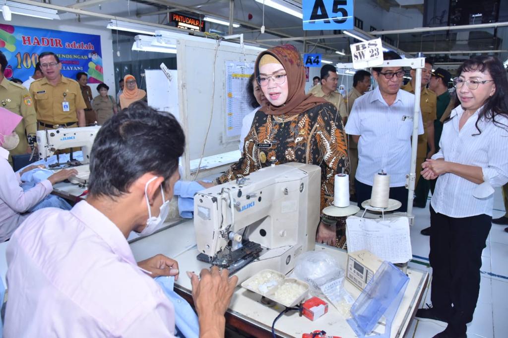 Ilustrasi Bupati Sukoharjo Etik Suryani cek pembayaran THR di sebuah perusahaan tekstil, 2023 lalu.