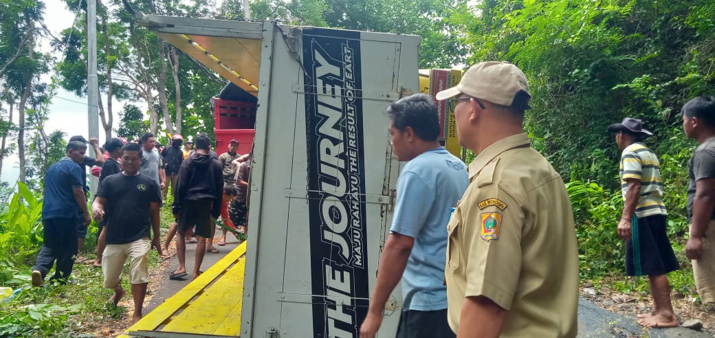 Evakuasi truk yang terguling di Jalur Gunung Tunggangan, Kecamatan Jatiroto, Wonogiri, Selasa (2/4/2024).