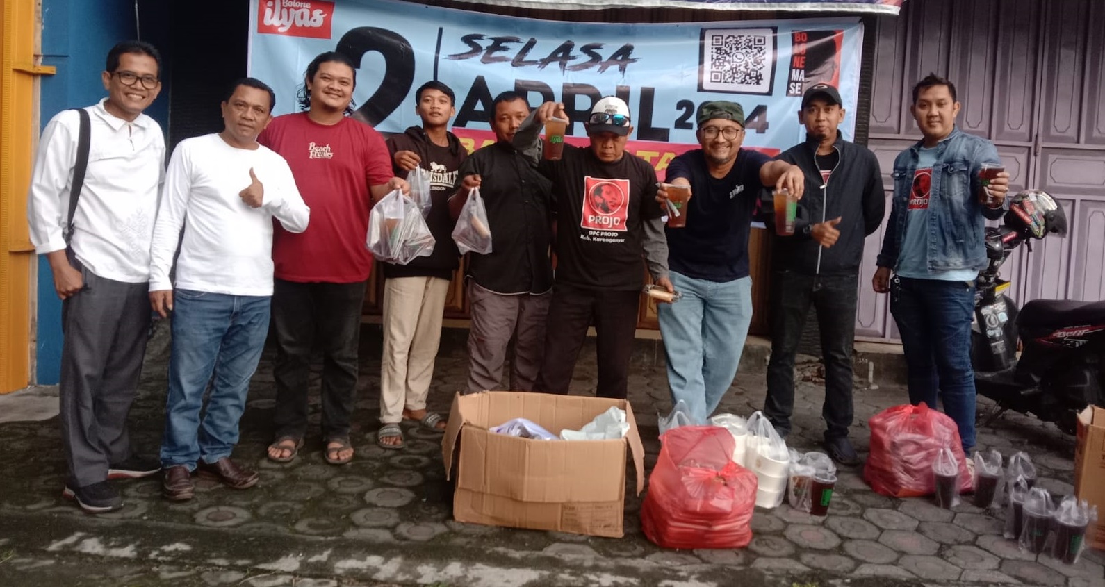 Bolone Ilyas dan DPC Projo Karanganyar membagikan takjil berupa 500 cup es teh, Selasa (2/4/2024).
