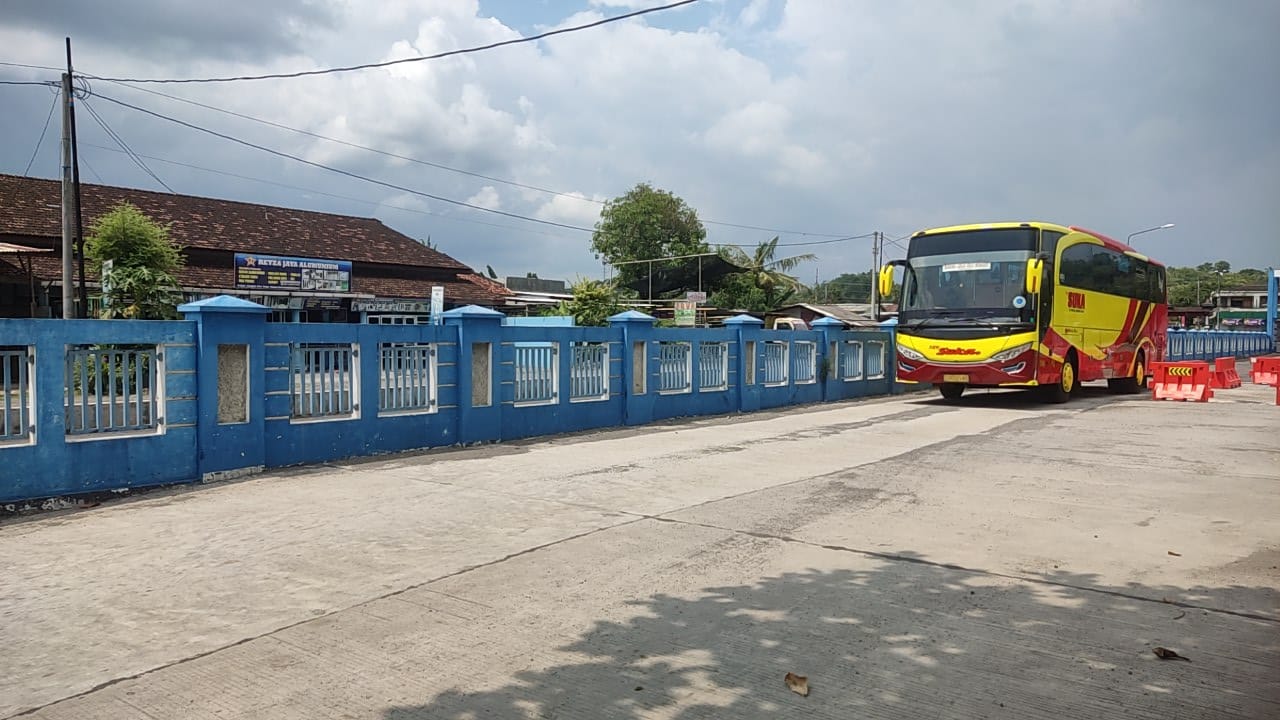 Bus AKAP memasuki Terminal Giri Adipura Wonogiri, Selasa (2/4/2024).
