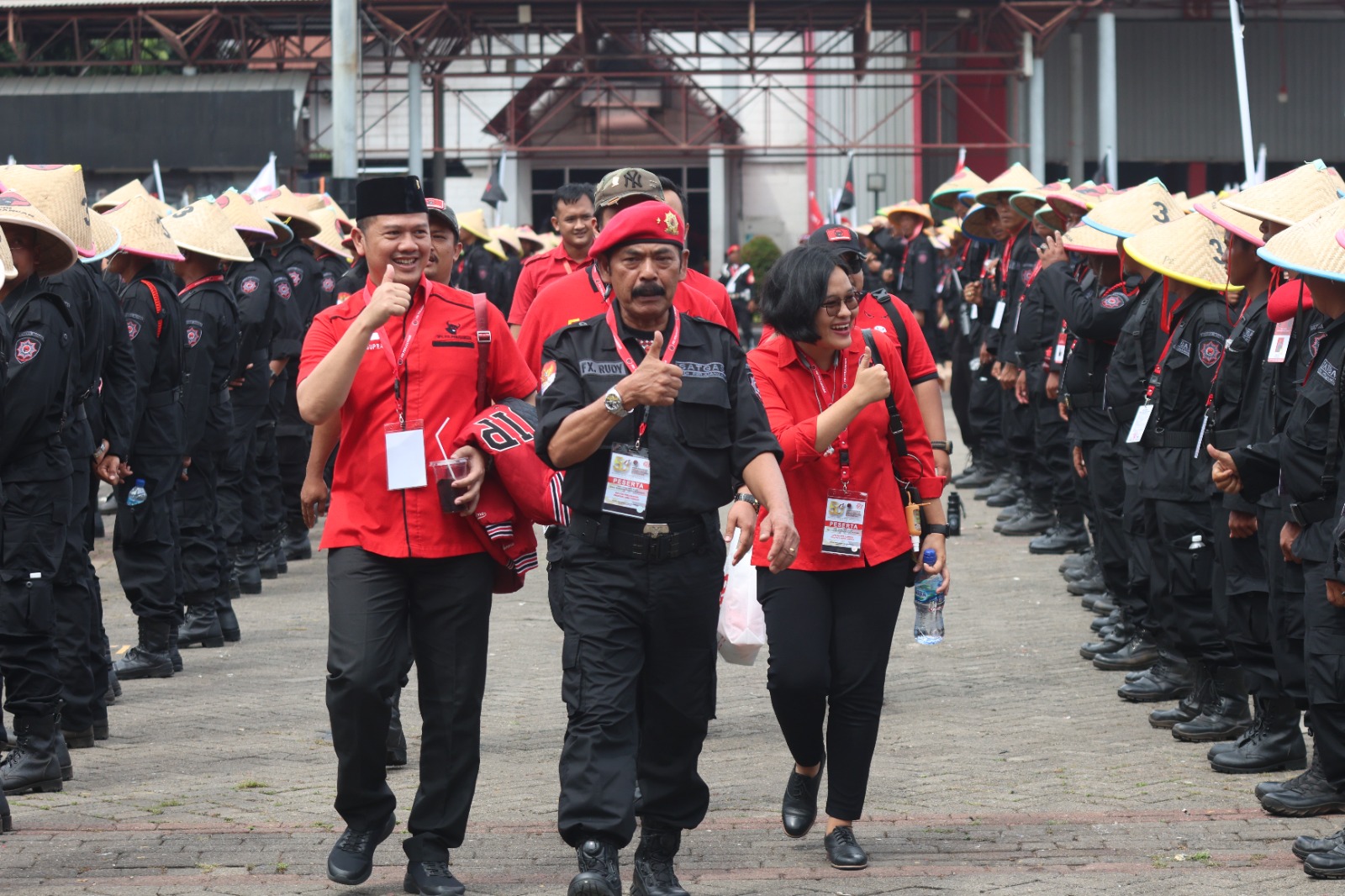 Ketua DPC PDIP Solo F.X. Hadi Rudyatmo (tengah) dan Ketua Bapilu DPC PDIP Her Suprabu (kanan)