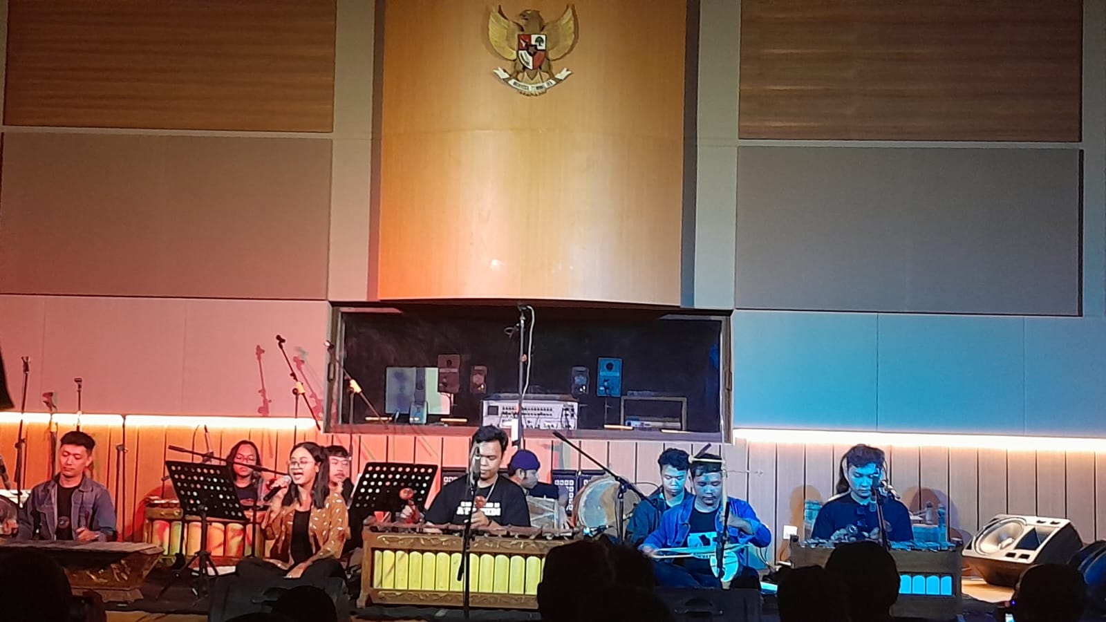 Kelompok Karawitan Tim Pengabdi Seni  tampil di Lokananta, Sabtu malam (16/3/2024).