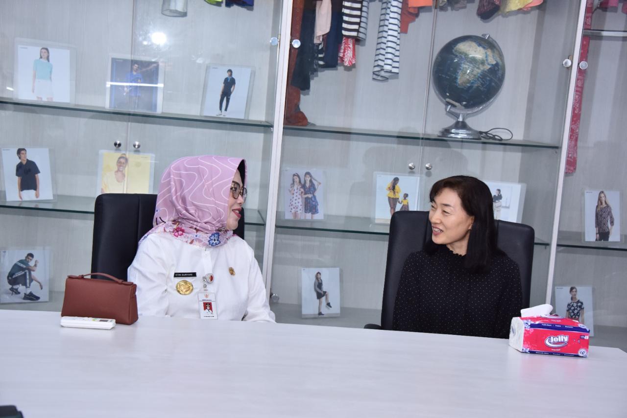 Bupati Sukoharjo Etik Suryani (kiri) bertemu manajemen perusahaan di Grogol, Rabu (3/4/2024)