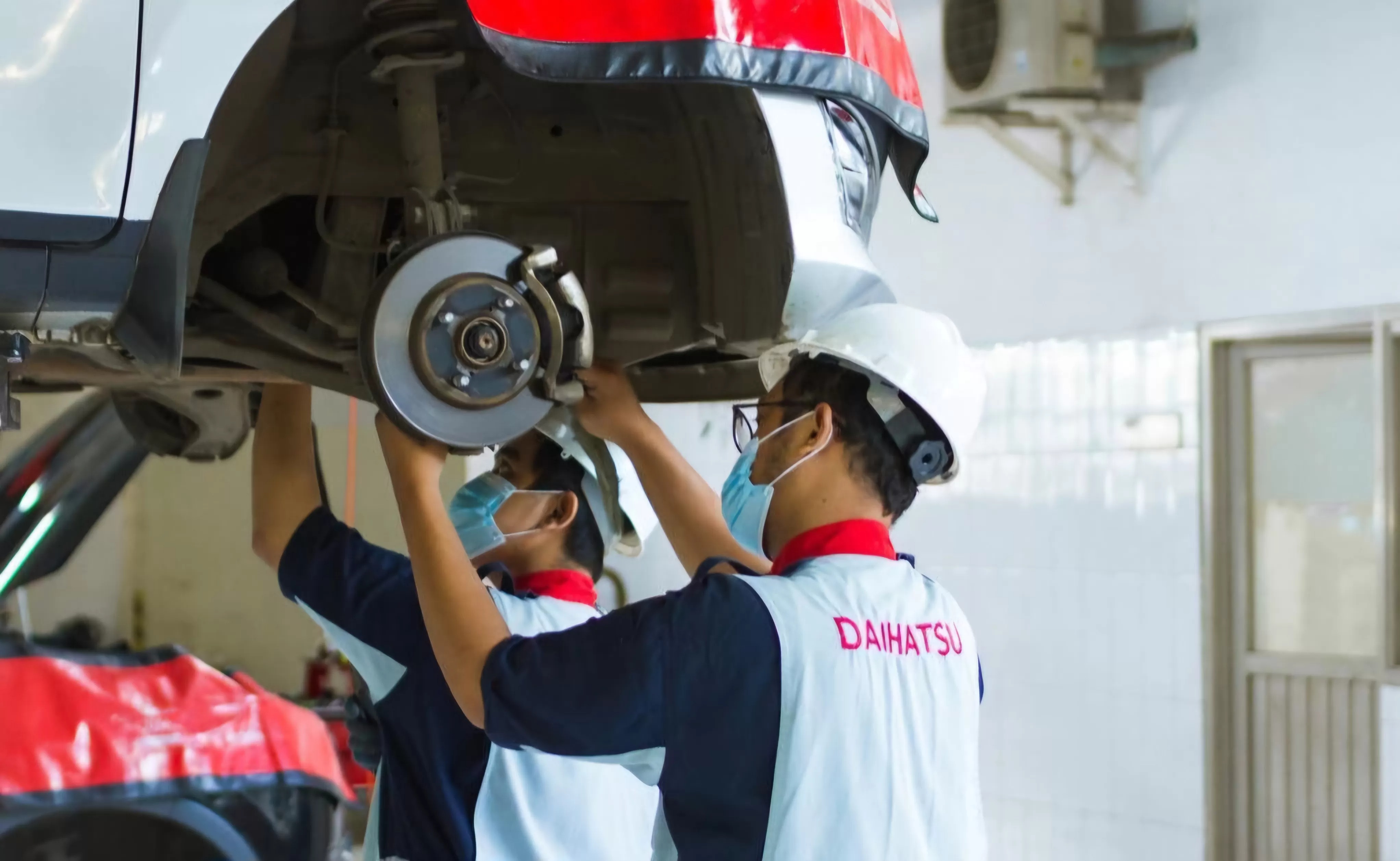 Persiapan mobil sebelum mudik Lebaran.