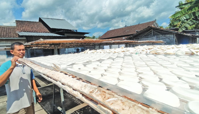 Proses pengeringan brem dengan dijemur di bawah terik matahari di industri rumahan di Dusun Tenggar Lor, Desa Gebang, Kecamatan Nguntoronadi, Wonogiri.
