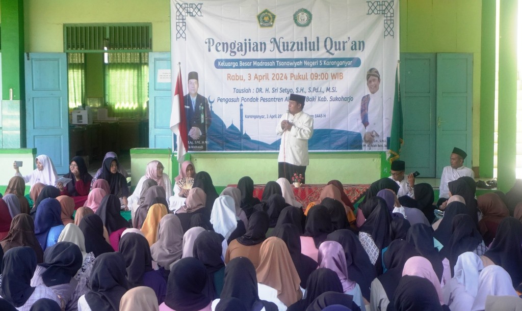 Siswa-siswi MTs N 5 Karanganyar yang berlokasi di Karangmojo, Tasikmadu mengikuti pengajian nuzulul quran, kemarin (3/4). (Rudi Hartono/Radar Solo)