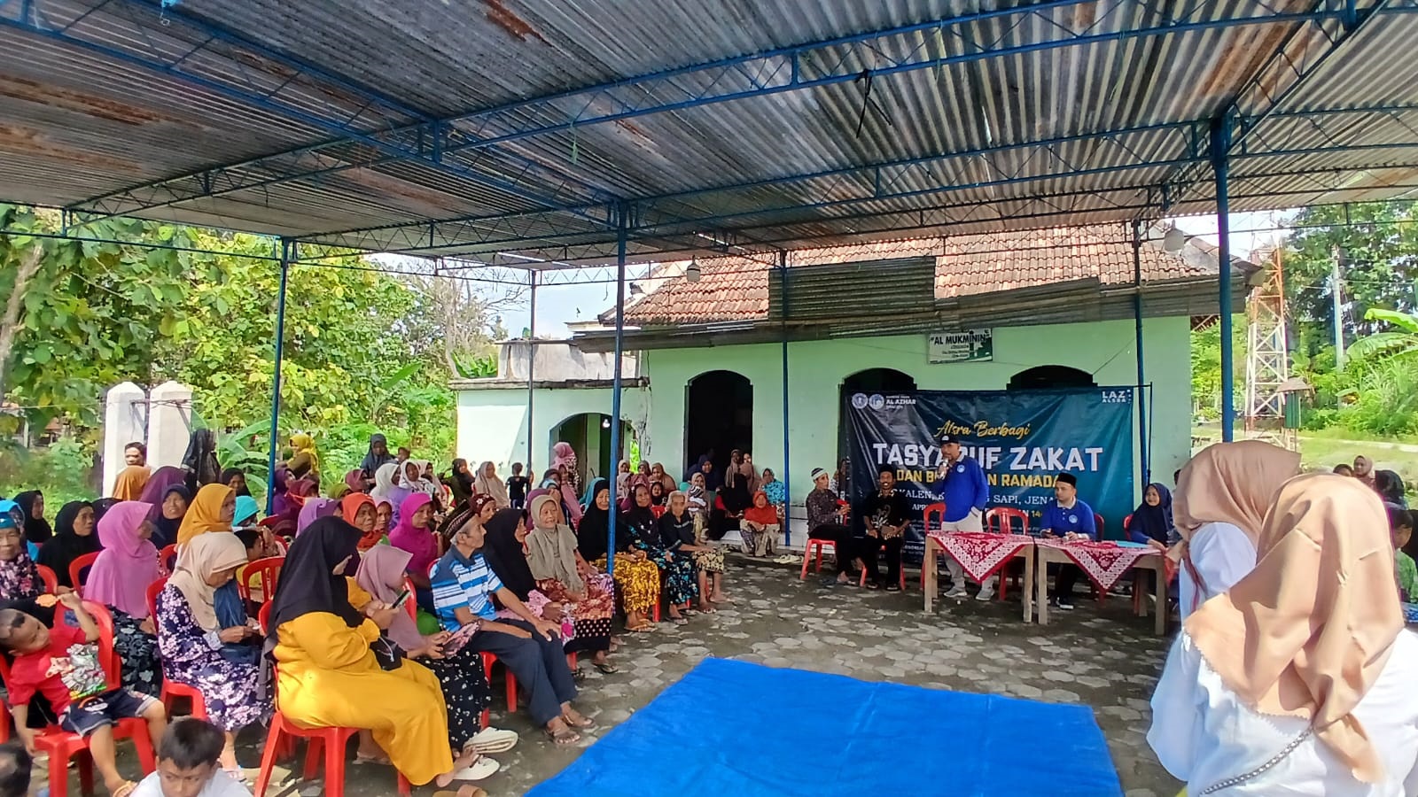 Ratusan warga Dukuh Dawung, Desa Tlogotirto, Kecamatan Sumberlawang menerima zakat dari Sekolah Islam Al Azhar Sragen, kemarin. (Ahmad Khairudin/Radar Solo)