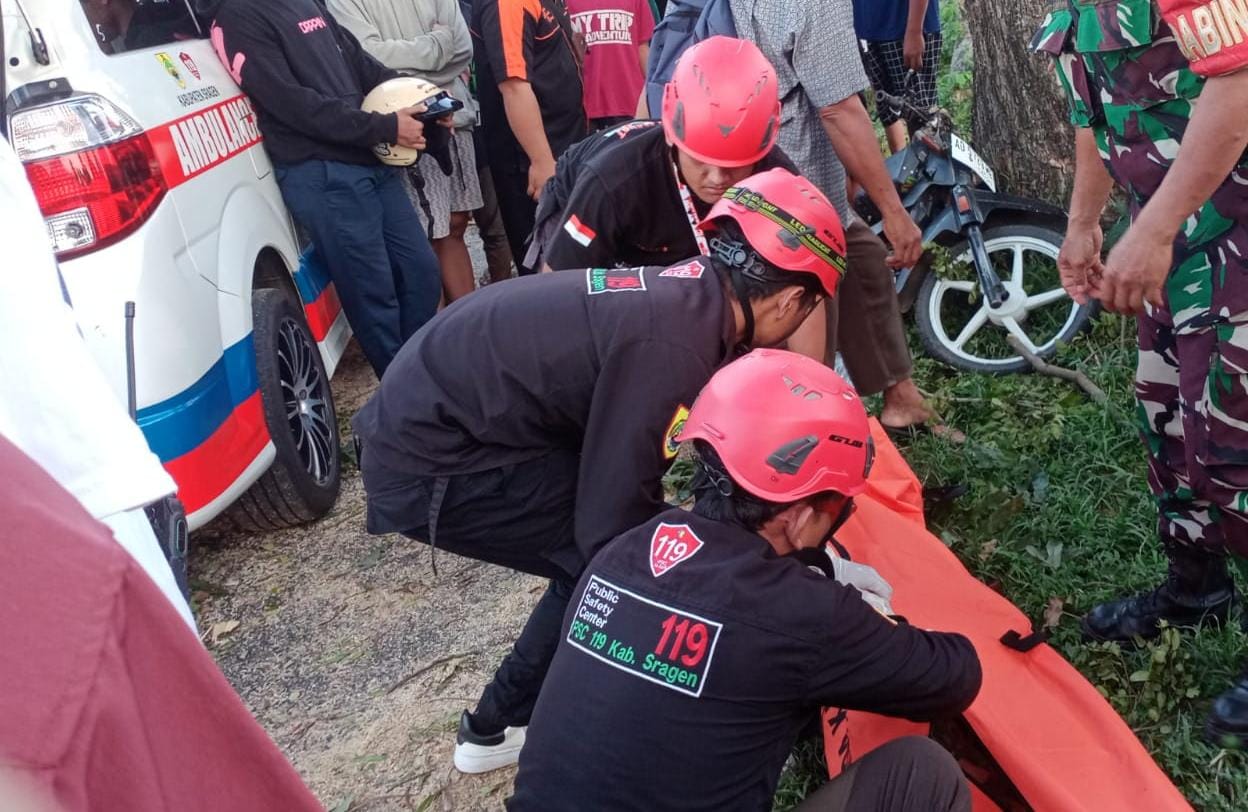 Petugas mengevakuasi jasad Suwarno yang meninggal dunia akibat tertimpa pohon di persawahan Jalan Jurang Jero Kidul, Desa Guworejo, Kecamatan Karangmalang, Kabupaten Sragen, Rabu (3/4/2024).