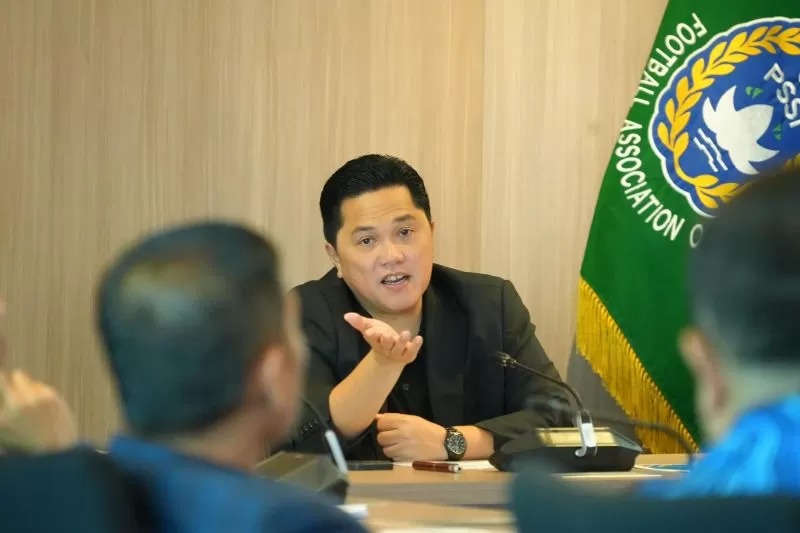 Ketua Umum PSSI Erick Thohir memberikan penjelasan dalam rapat Exco PSSI bersama PT Liga Indonesia Baru (LIB) di Jakarta, Rabu (3/4/2024).