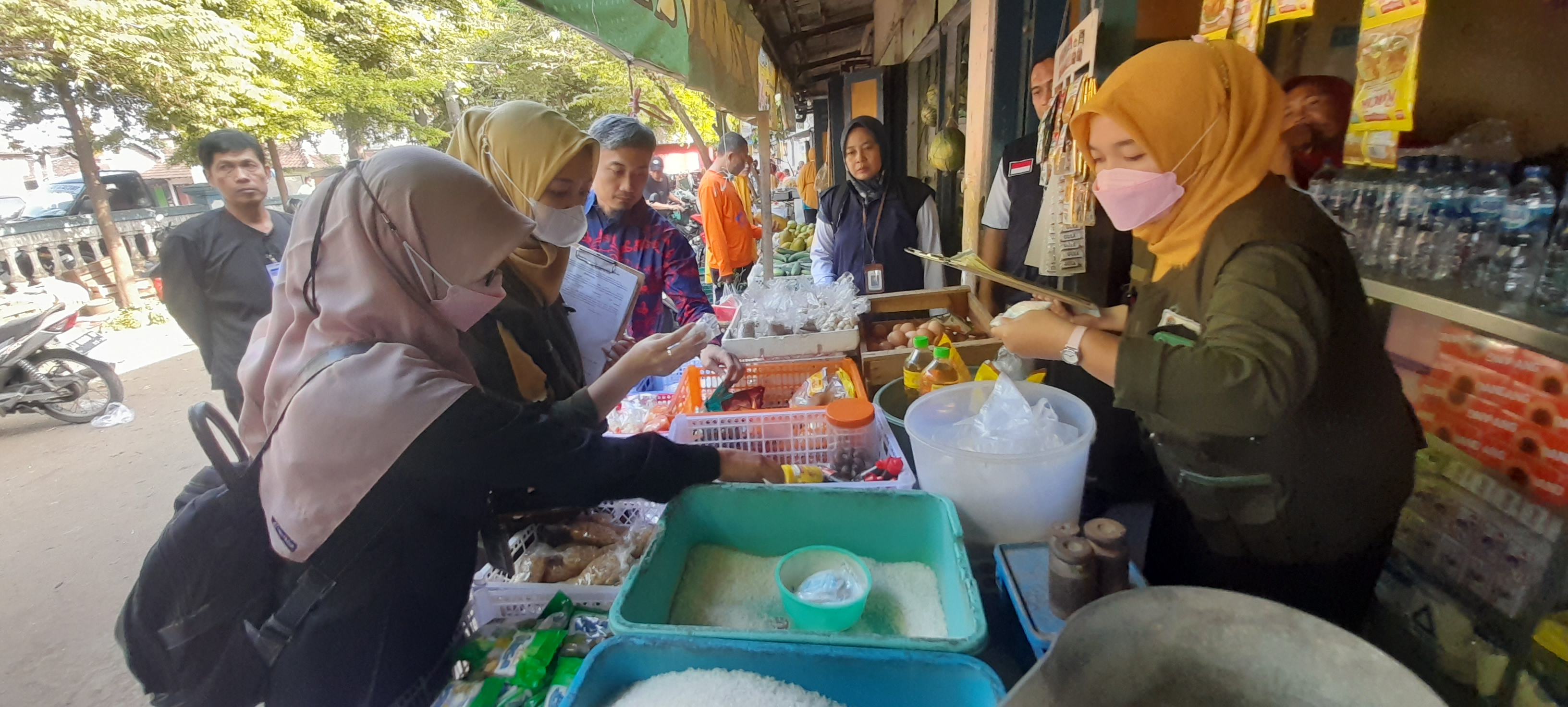 Tim Gabungan Keamanan Pangan Kabupaten Karanganyar melakukan sidak di sebuah pasar tradisional, Kamis (4/4/2024).&nbsp; &nbsp;