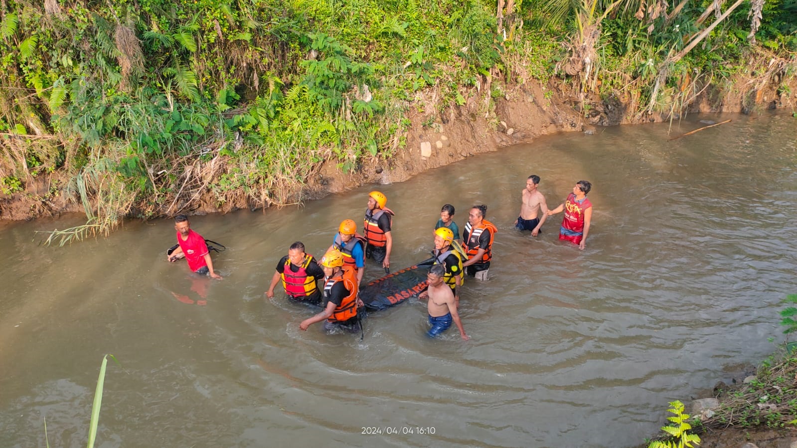 Proses evakuasi mayat korban yang tenggelam Kali Dengkeng, Toh Kuning, Kamis (4/4) sore sekira pukul 14.30.
