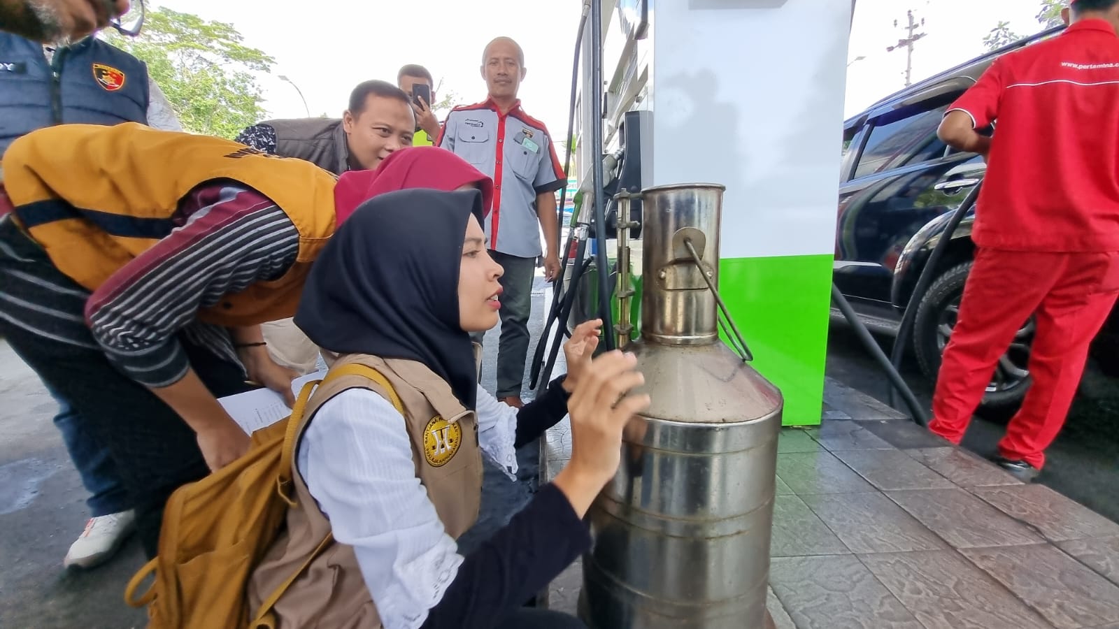 Personel gabungan cek mesin dispenser di sejumlah SPBU jalur mudik kawasan Boyolali, Kamis (4/4/2024).