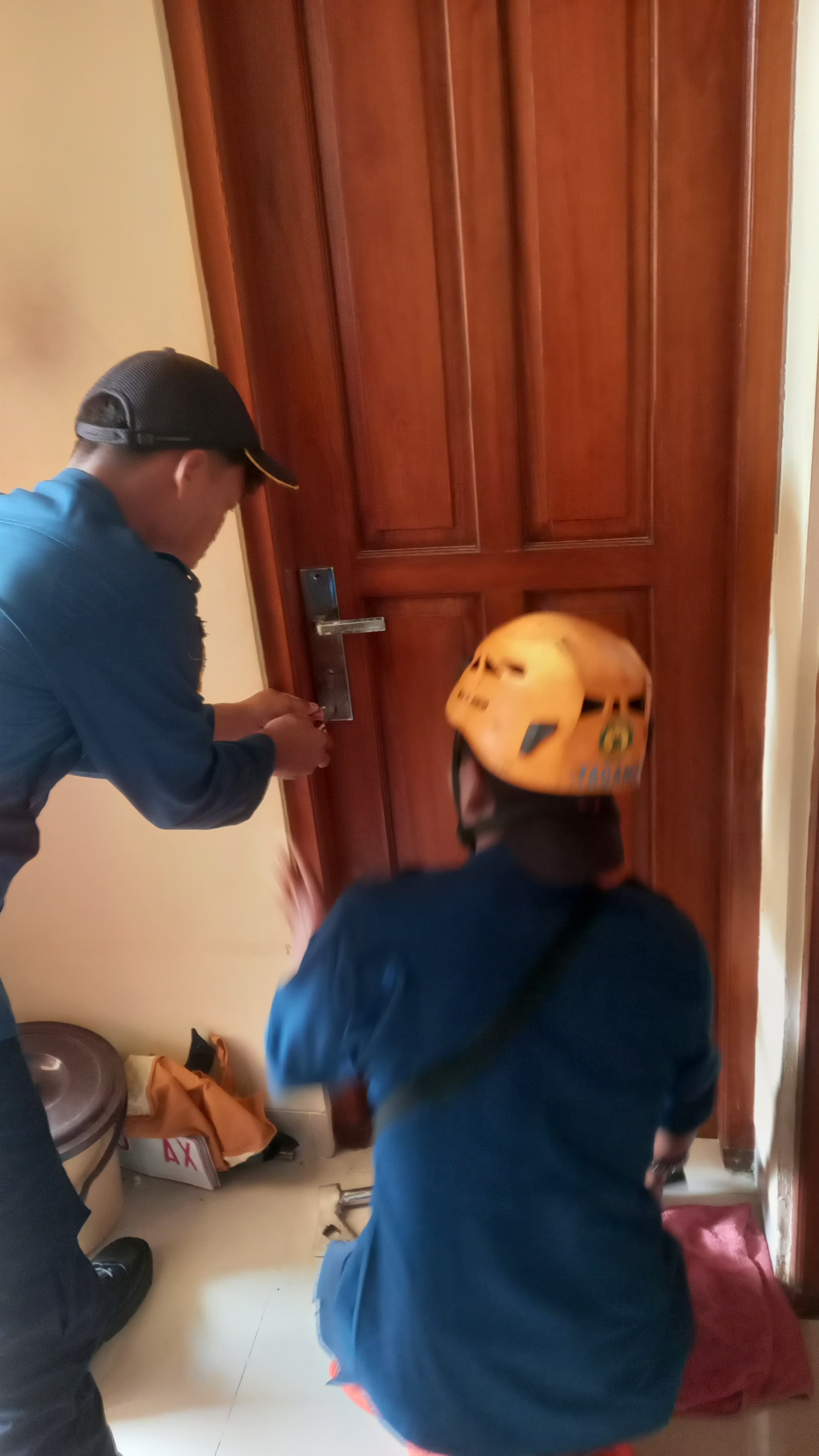 Personel Damkar Sukoharjo berusaha membuka kunci pintu kamar mandi di kawasan perumahan Desa Triyagan, Kecamatan Mojolaban, Sukoharjo, Kamis (4/4/2024).
