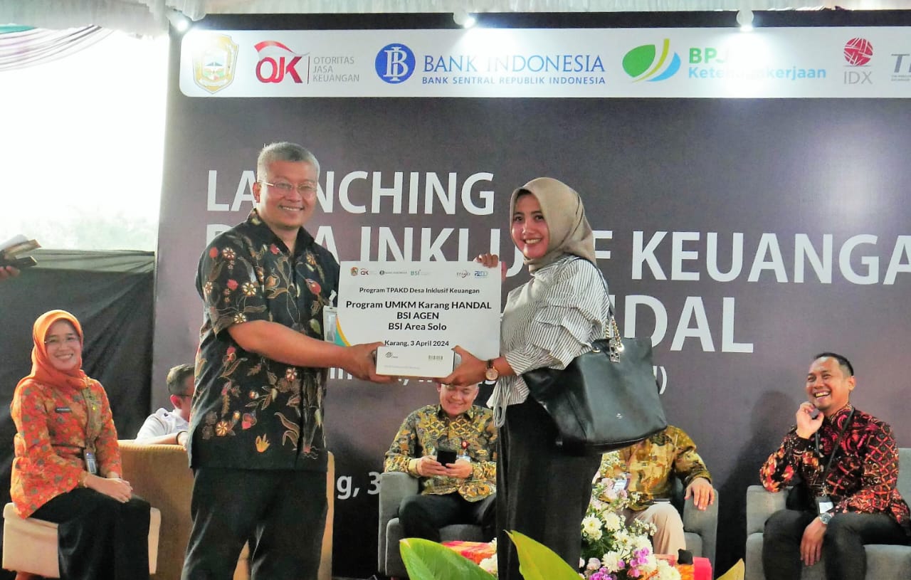 Regional CEO BSI Semarang Ficko Hardowiseto (kiri) serahkan secara simbolis EDC BSA (BSI Smart Agen) kepada Devi pemilik Toko Sumber Alam di Karang, Karangpandan, Karanganyar, Rabu (3/4/2024).