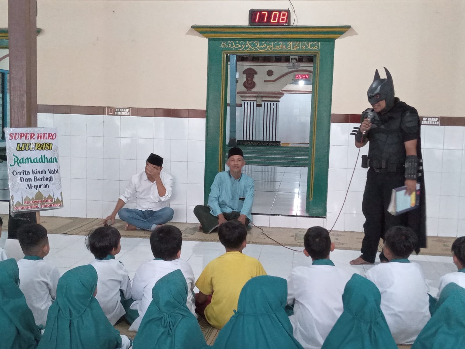 Tokoh superhero Batman menceritakan kisah nabi di Masjid Agung Jatisobo, Polokarto, Kamis (4/4). (Iwan Kawul/Radar Solo)