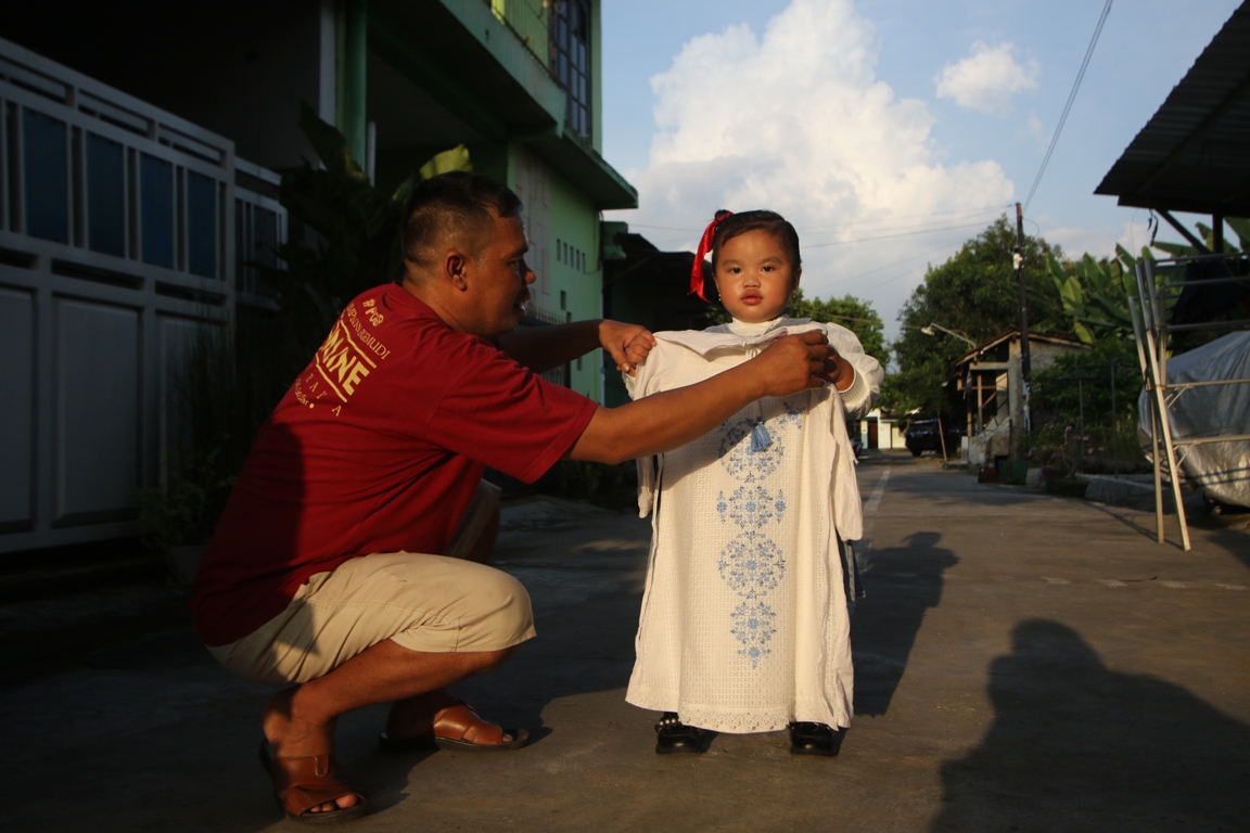Tradisi memakai baju baru saat perayaan Hari Raya Idul Fitri sudah mengakar di masyarakat Indonesia. (Arief Budiman/Radar Solo)