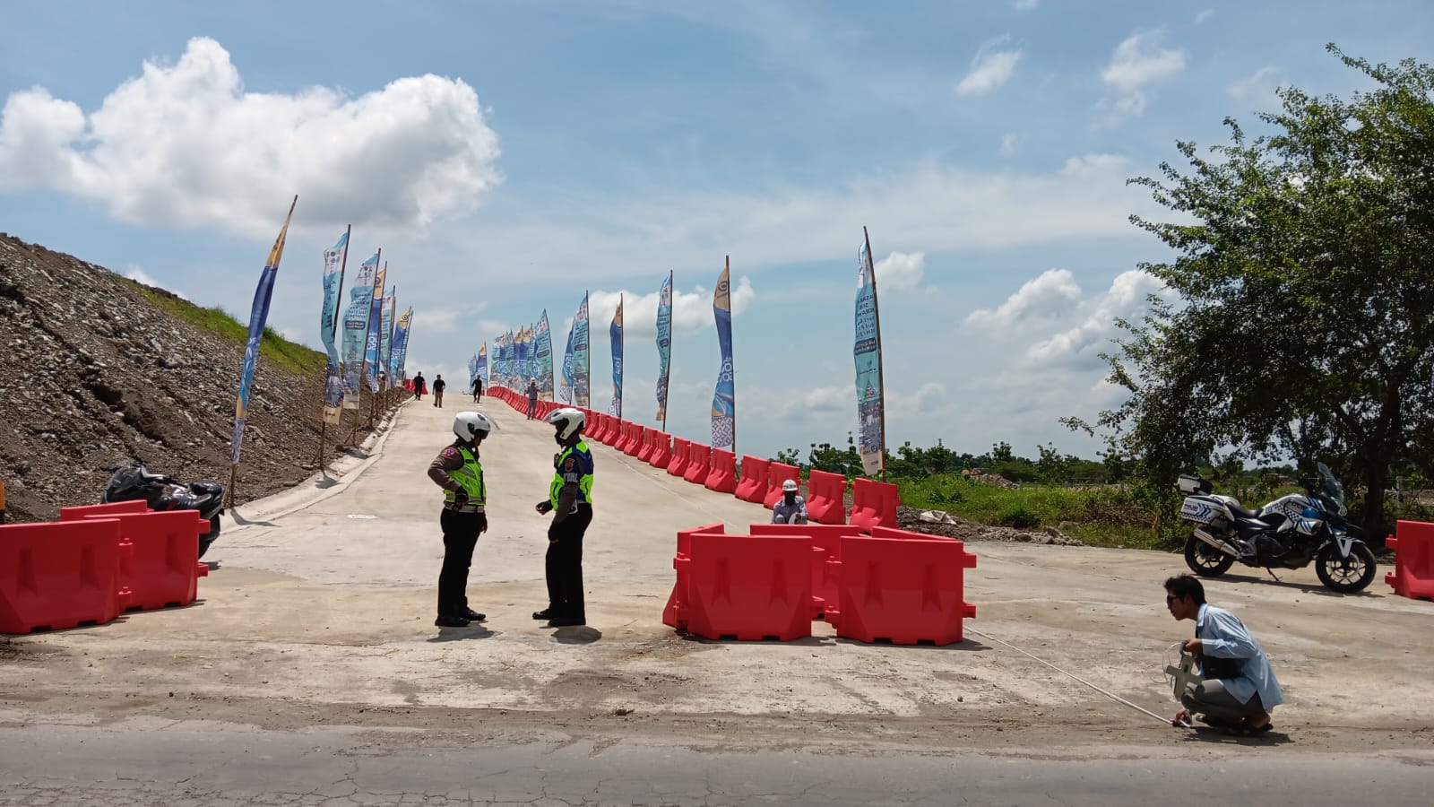 Petugas Polres Klaten melakukan simulasi di sekitar exit tol Ngawen Klaten, Kamis (4/4/2024)