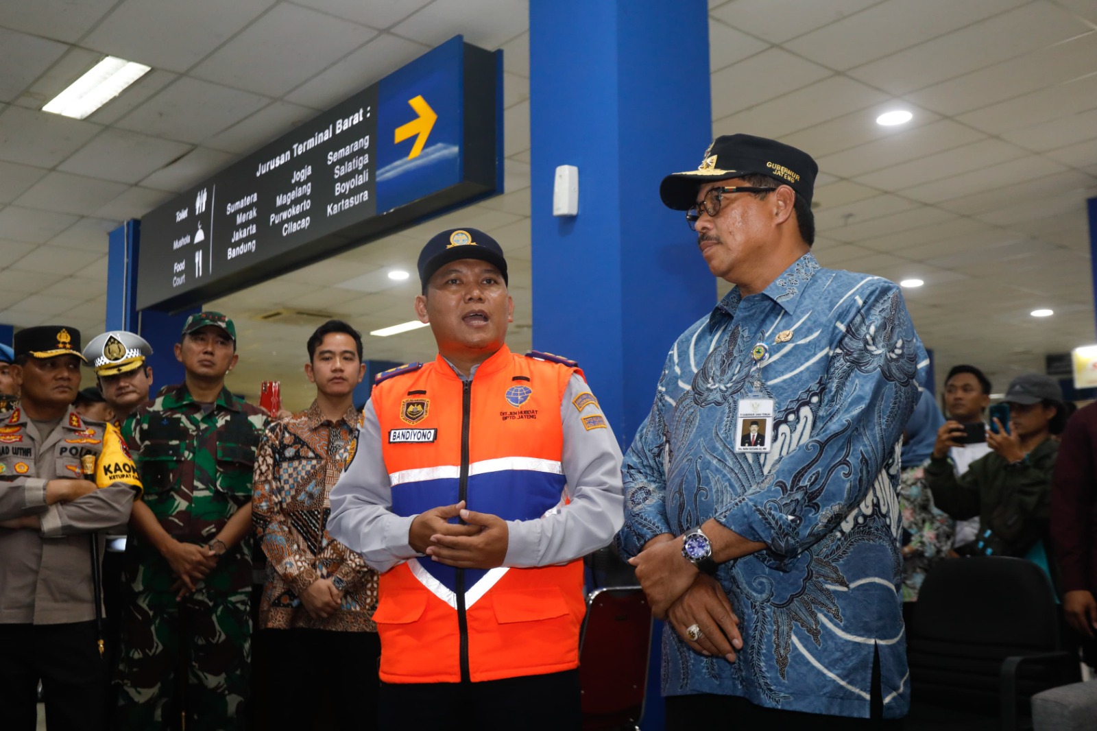 Pj Gubernur Jawa Tengah Nana Sudjana bersama Kapolda Jateng, Pangdam IV/Diponegoro dan Wali Kota Solo Gibran Rakabuming Raka mengecek kesiapan Terminal Tirtonadi Kamis (4/4/2024).