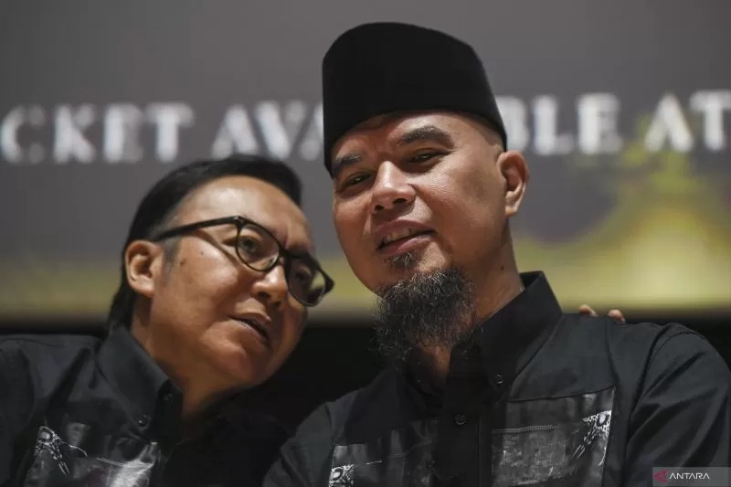 Personel band Dewa 19 Ahmad Dhani (kanan) dan Ari Lasso berbincang saat konferensi pers jelang konser Dewa 19 A Night at The Orchestra Chapter 3 dan 4 di Jakarta, Selasa (11/4/2023).