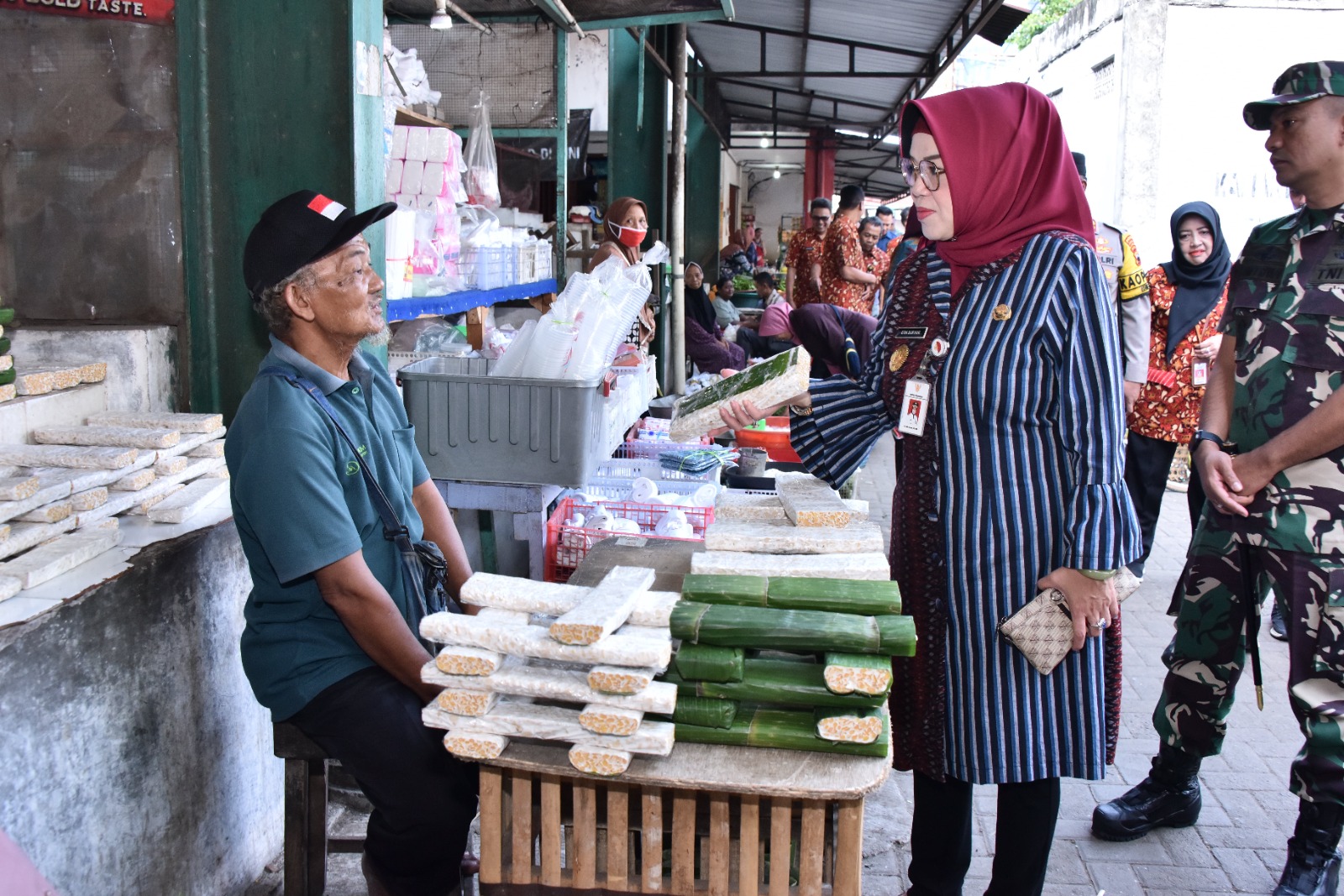 Bupati Sukoharjo Etik Suryani memantau harga komoditas di Pasar Bekonang, Kecamatan Mojolaban, Jumat (5/4/2024).&nbsp;