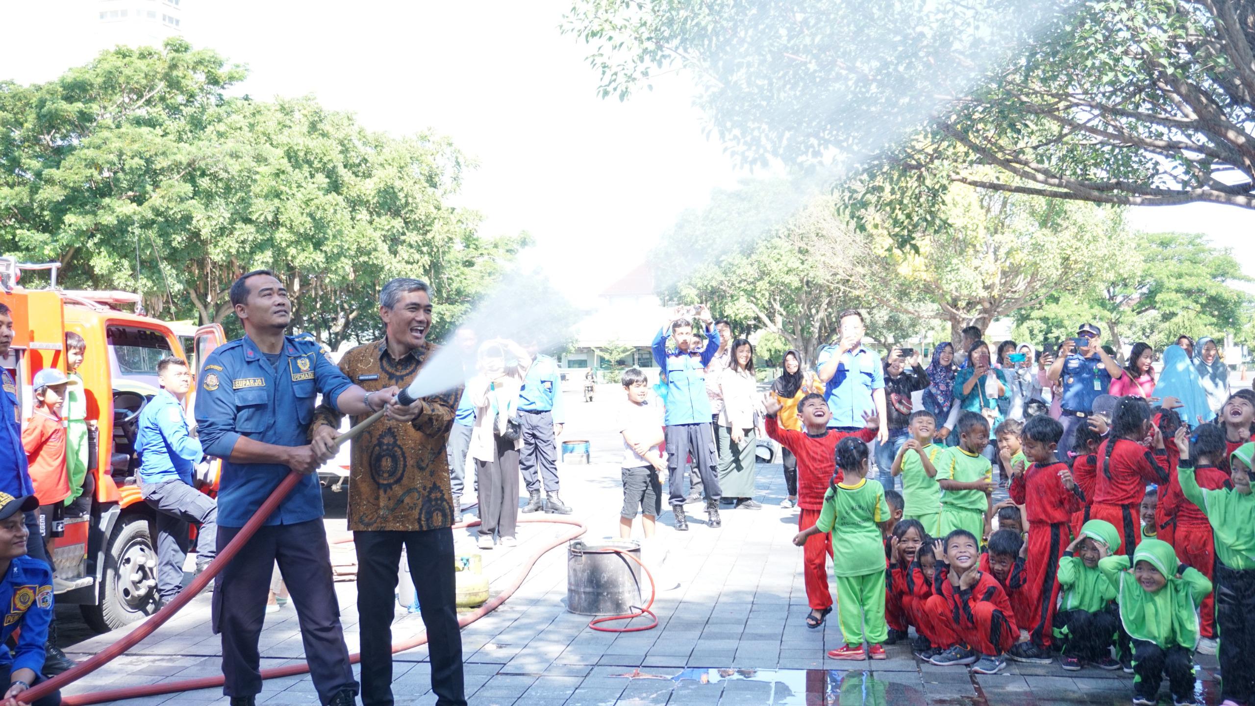 Anak-anak TK menjalani simulasi pemadaman api yang diajarkan tim Damkar Karanganyar.