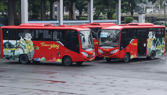 Armada Trans Jateng yang mengantre untuk diberangkatkan dari Terminal Tirtonadi Solo.