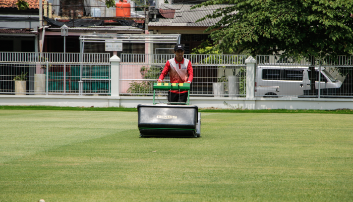 Perawatan rutin Lapangan Banyuanyar, yang sebelumnya digunakan sebagai lapangan pendamping Piala Dunia U-17 2023.