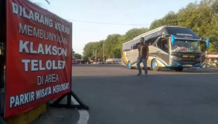 Papan yang memasang larangan membunyikan klakson telolet di gapura area parkir wisata Kebonsari, Tuban.