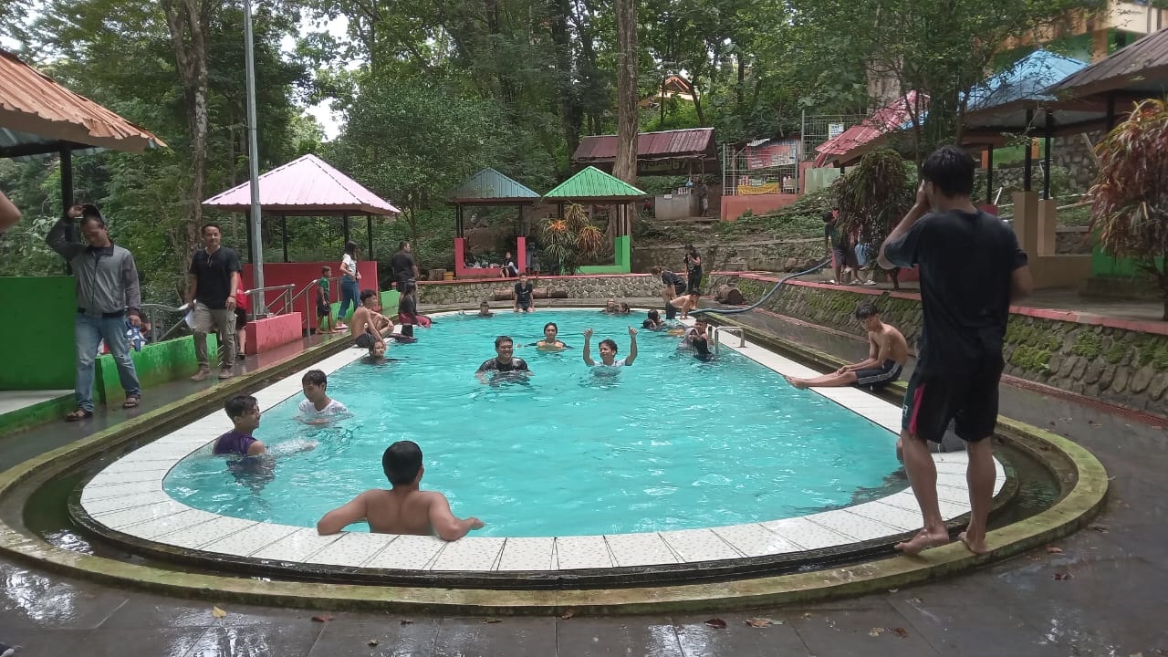 Salah satu kolam renang di objek wisata alam Batu Seribu Sukoharjo. Lokasinya berada di tengah hutan. (Iwan Kawul/Radar Solo)