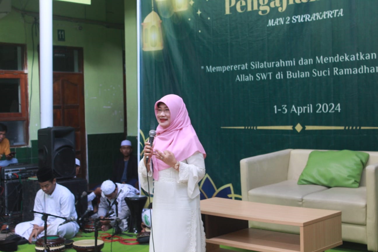 Kepala MAN 2 Surakarta Lanjar Utami beri arahan siswa saat Pesantren Ramadhan. (dok.pribadi)