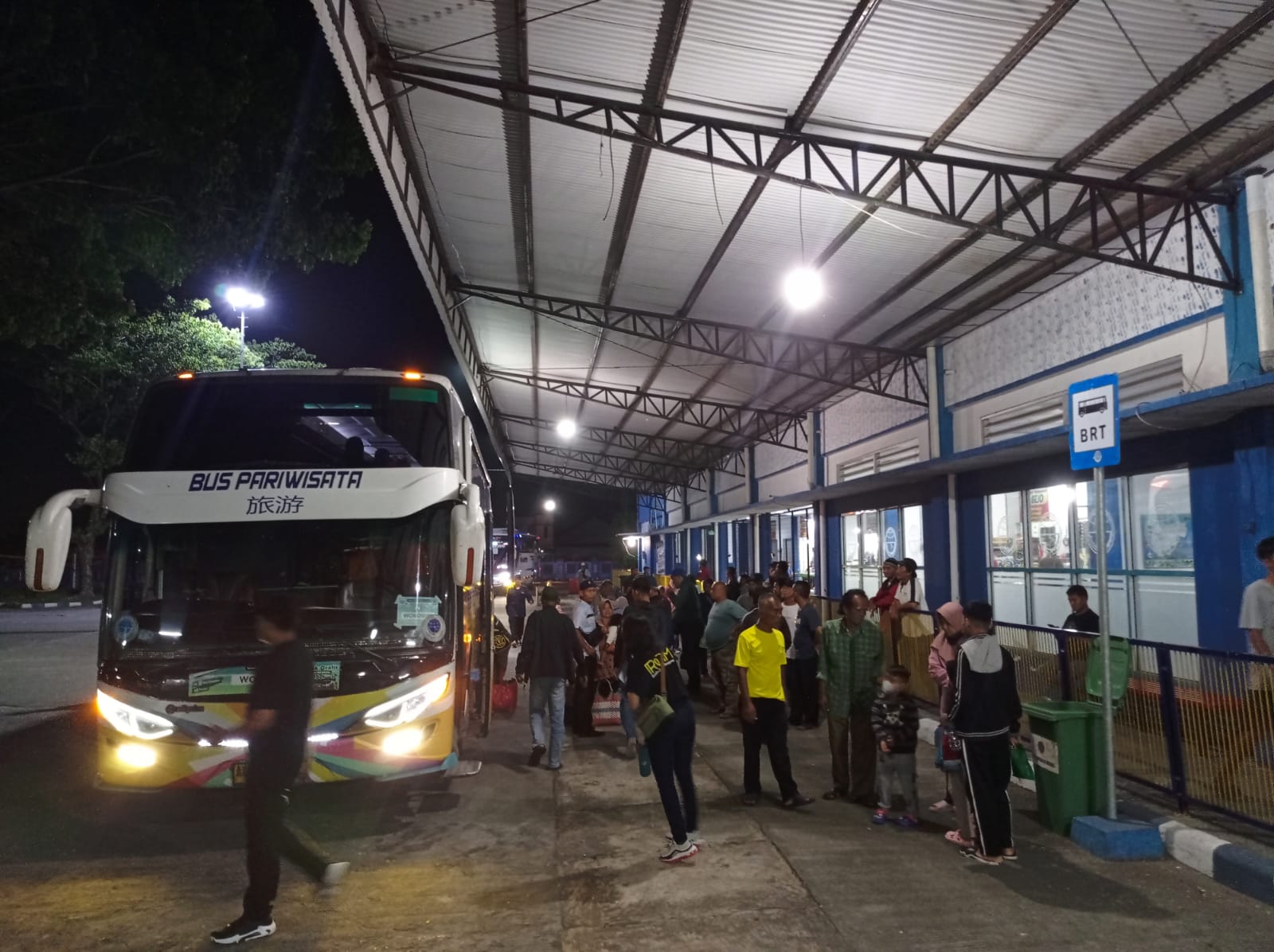 Kedatangan peserta mudik gratis di Terminal Giri Adipura Wonogiri, Kamis (4/4/2024) malam.