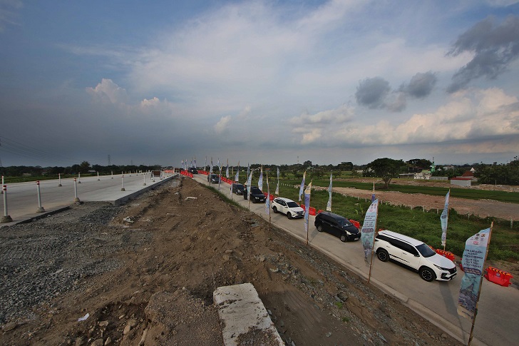 Kendaraan melintas di tol fungsional Solo-Jogja, Jumat (5/4/2024). Akses di jalur bebas hambatan ini masih gratis.