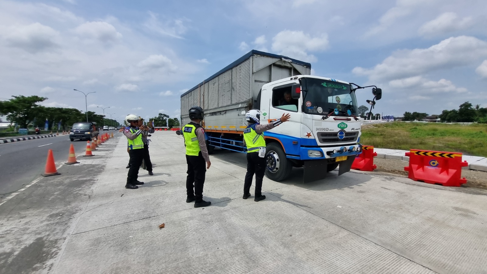 Anggota Satlantas Polres Boyolali menghentikan kendaraan berat yang nekat melintas di masa mudik Lebaran, Jumat (5/4/2024).