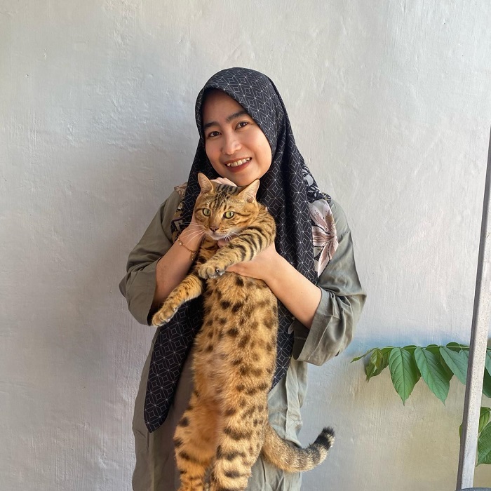 Catlovers asal Klaten Al Azizah Raida bersama kucing bengal koleksinya.
