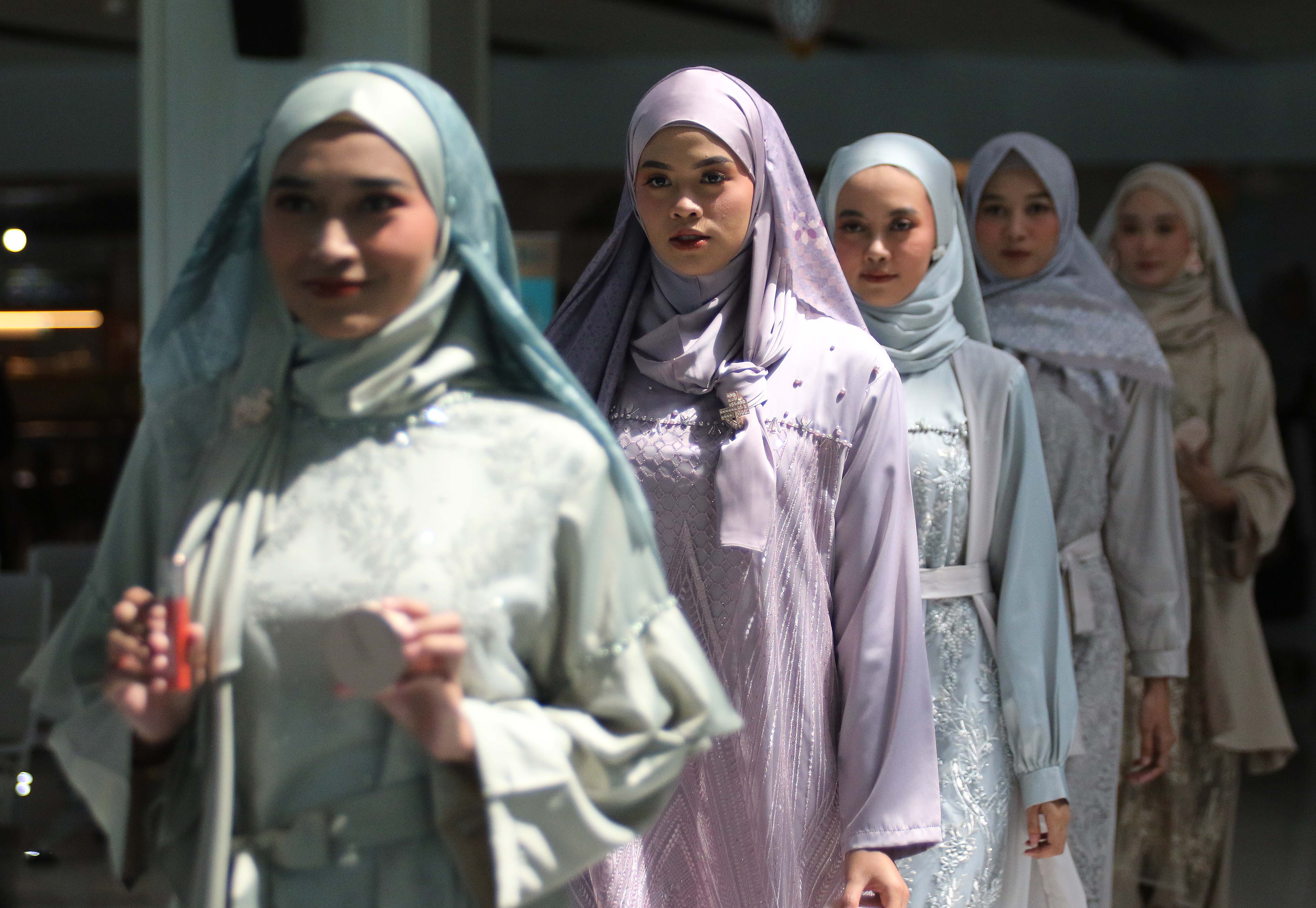 Hijab plus ciput, menurut Thea, bisa menimbulkan kesan lebih trendy dan muda bagi pemakainya.