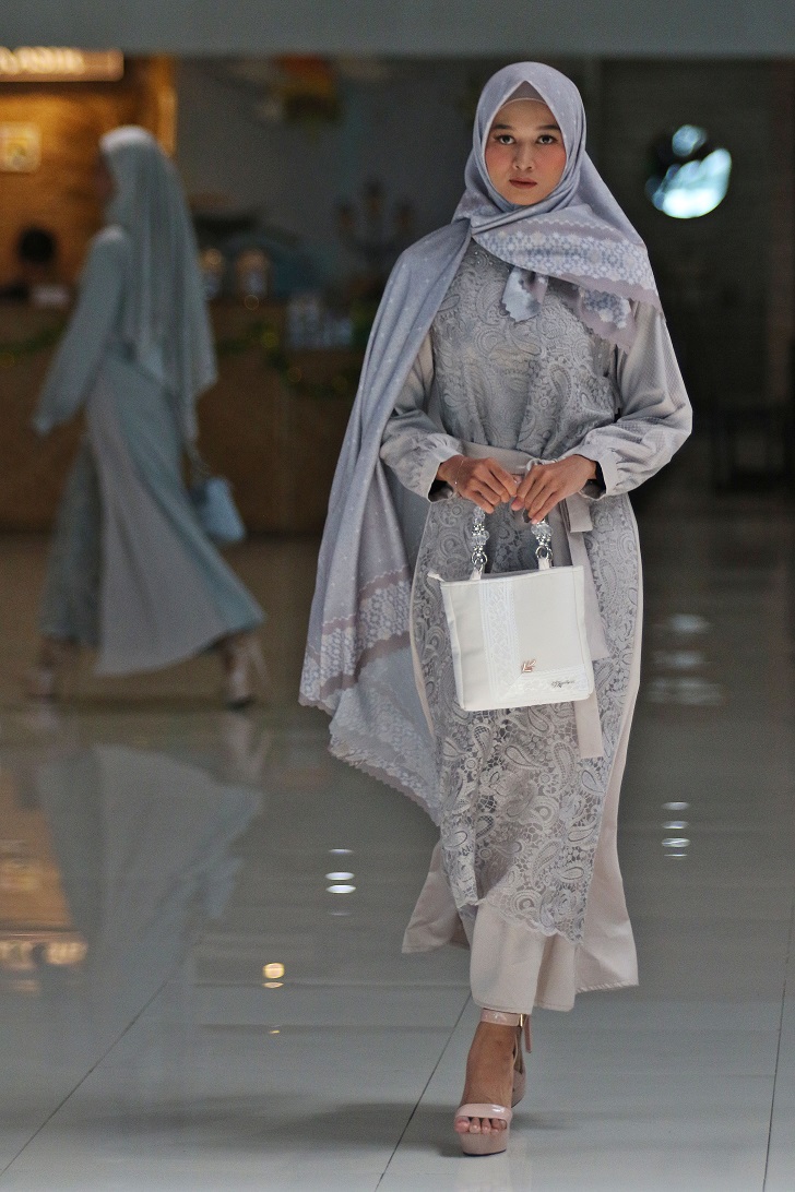 Pada Lebaran 2024, tren baju Lebaran mengarah ke warna biru, cream, dan putih. Sehingga pemilihan warna netral sangat match dengan tren warna baju.