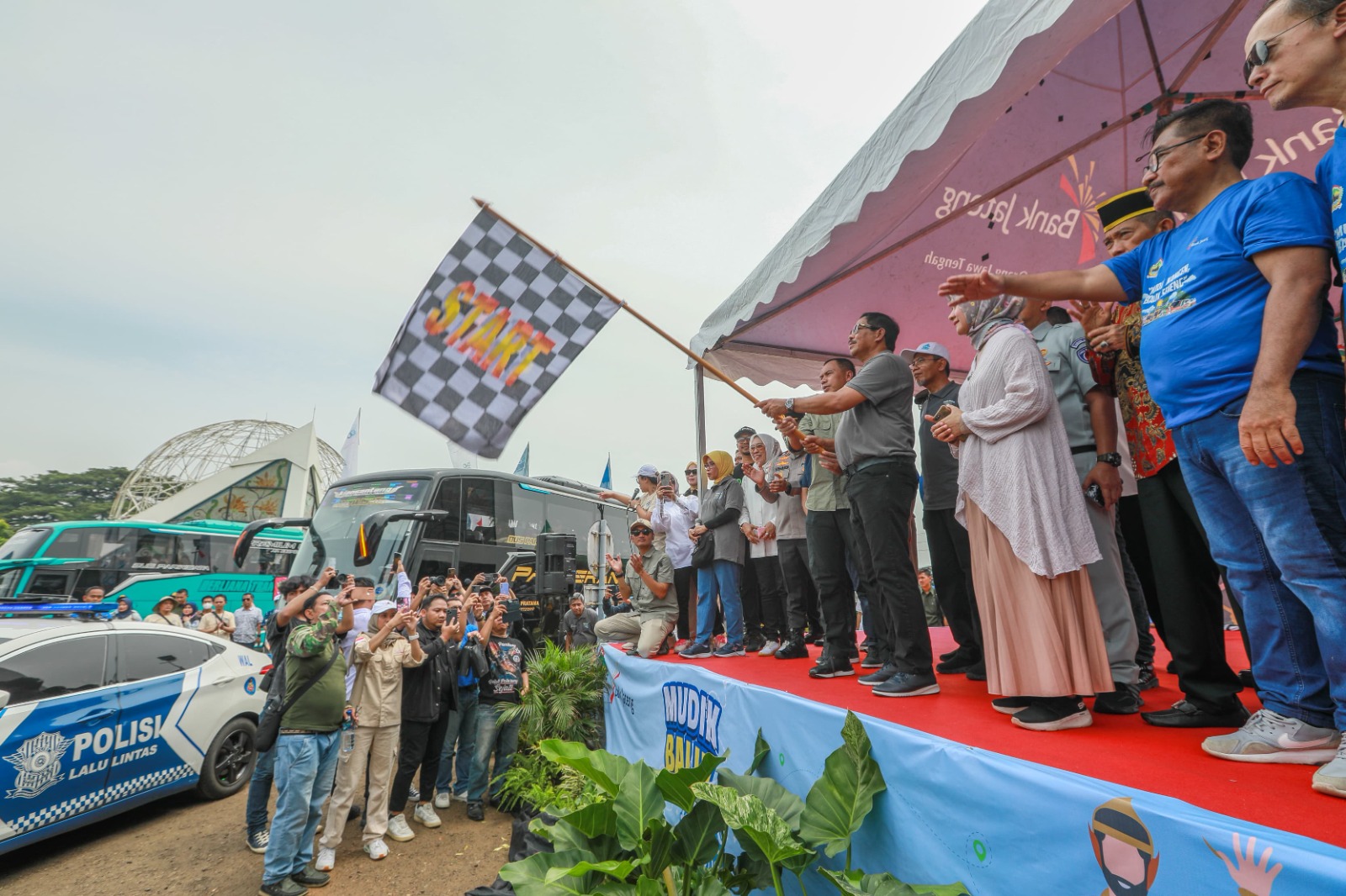 Pj Gubernur Jateng Nana Sudjana melepas 11.600 orang warganya yang ikut program mudik gratis menggunakan unakan Bus di TMII, Sabtu (6/4/2024).