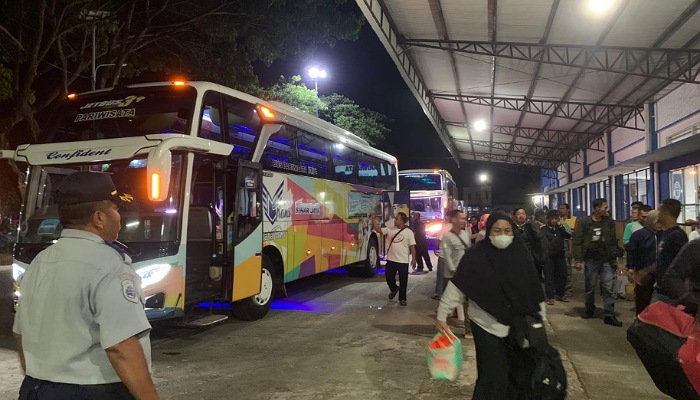 Kedatangan pemudik pada Jumat (5/4) malam di Terminal Tipe A Giri Adipura Wonogiri.