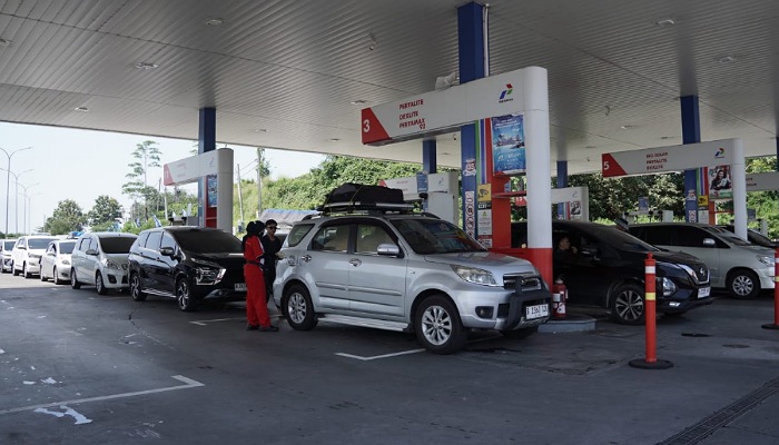 Ilustrasi mobil pemudik isi BBM di SPBU.