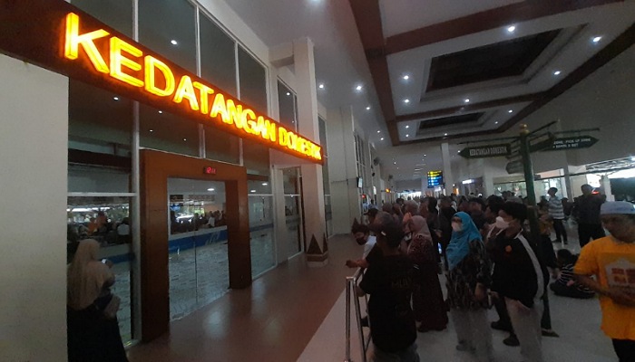 Bandara Adi Soemarmo dipadati masyarakat yang menjemput penumpang mudik, Sabtu (6/4).