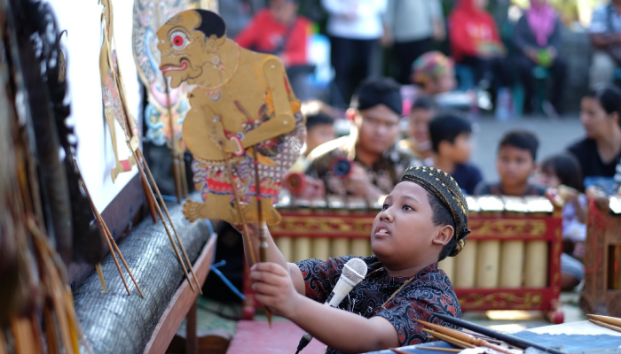 Dalang cilik asal Kampung Sawahan, Desa/Kecamatan Jaten, Karanganyar lihai memainkan wayang kulit di kampung setempat. ini.