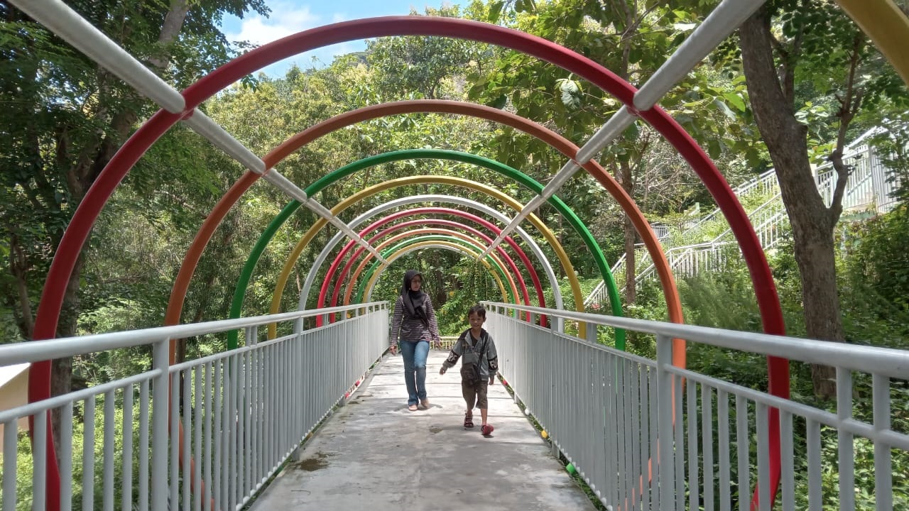 Salah satu space di objek wisata alam Batu Seribu Sukoharjo. Lokasinya berada di tengah hutan.
