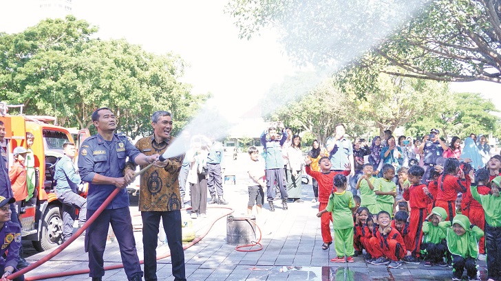 Anak-anak TK menjalani simulasi pemadaman api yang diajarkan tim Damkar Karanganyar.&nbsp;