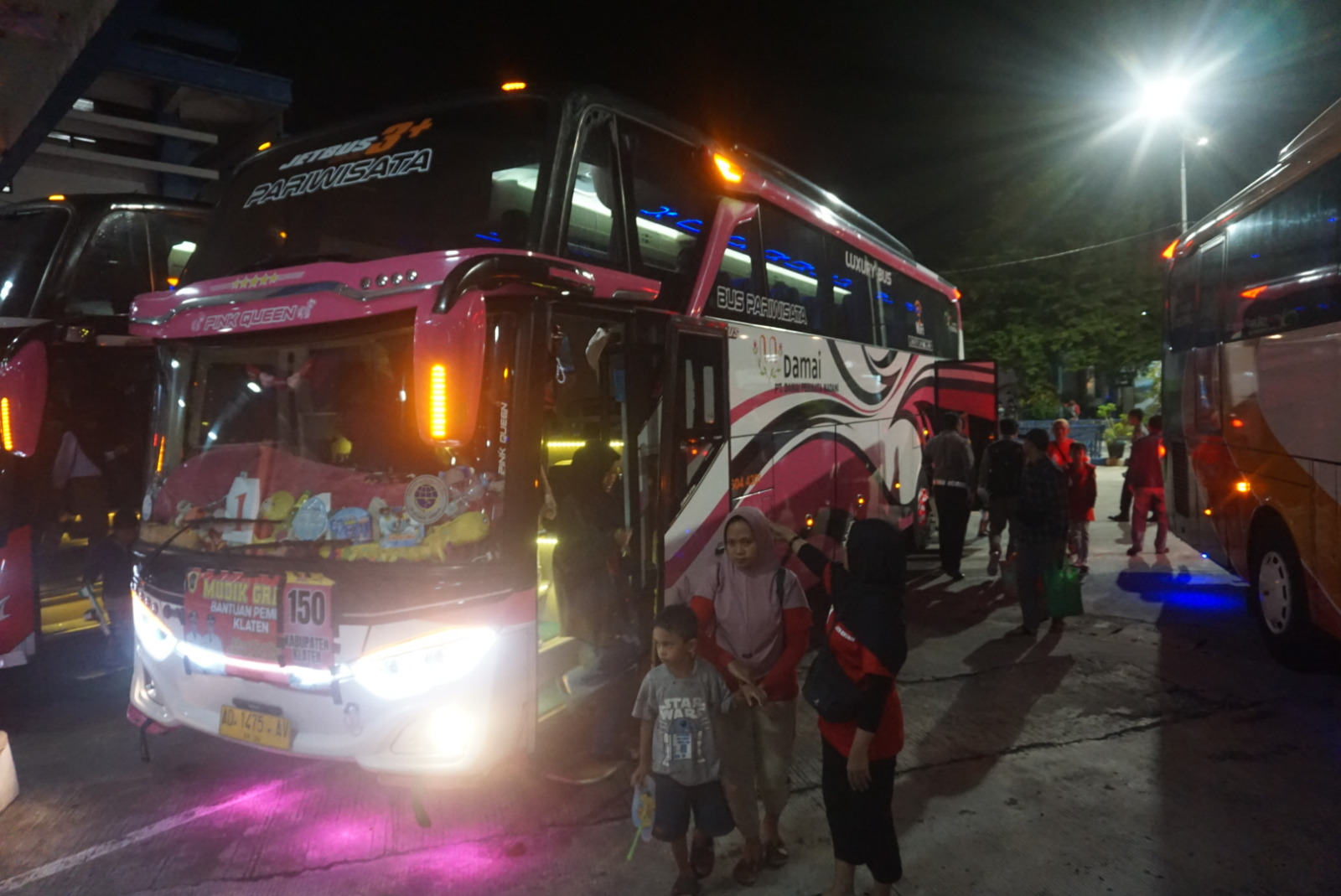 Rombongan pemudik yang tiba di Terminal Ir Soekarno Klaten pada Sabtu malam (6/4).&nbsp;