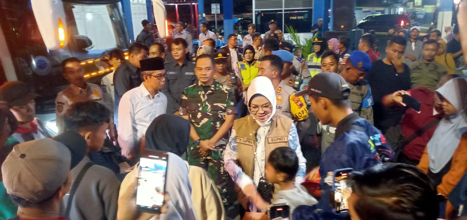 Bupati Sukoharjo Etik Suryani sambut pemudik di Terminal Sukoharjo Kota, Sabtu (6/4/2024) malam.