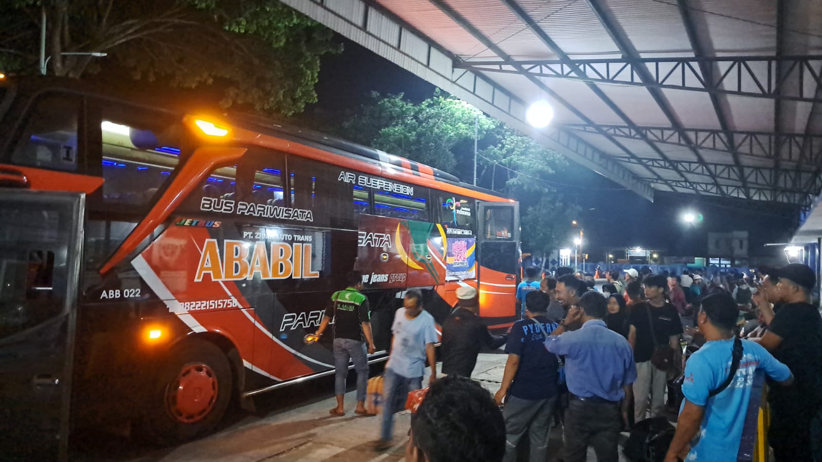 Para pemudik tiba di&nbsp;Terminal Giri Adipura Wonogiri. Hingga saat ini, tercatat 17.500 pemudik yang telah pulang kampung.