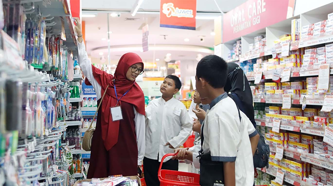 Anak yatim dhuafa didampingi relawan Sukoharjo Peduli berbelanja di salah satu mal, Selasa (2/4). (Dok.Pribadi)